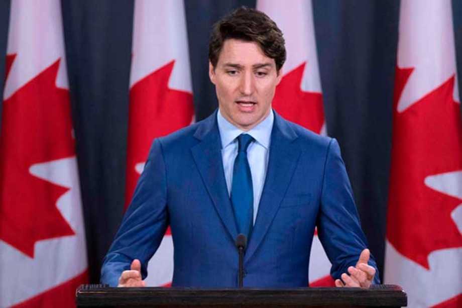 Kanadan pääministeri Justin Trudeau pitämässä puhetta. Taustalla näkyy Kanadan lippu.