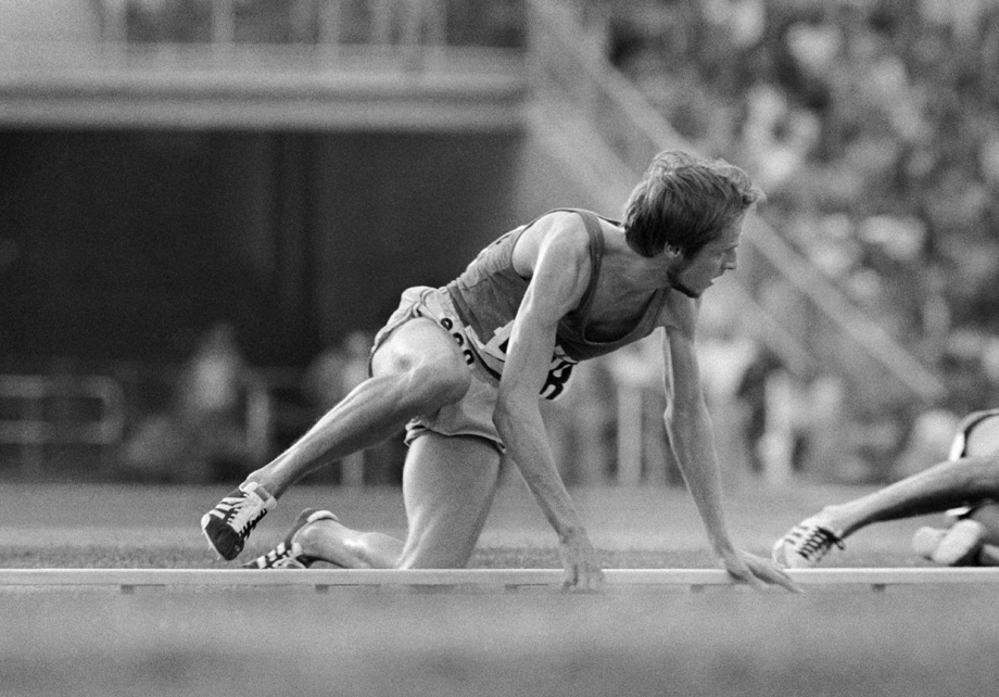 Lasse Viren kaatuu mutta voittaa kultaa 10 000 metrin juoksussa Munchenin kesäolympialaisissa 3. syyskuuta 1972.